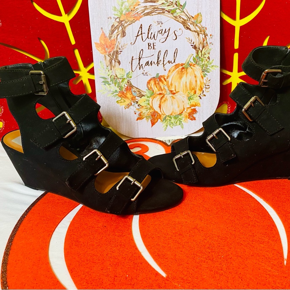 Wedge suede buckle open toed shoe